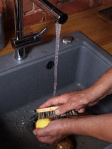 Vegetable cleaning brush